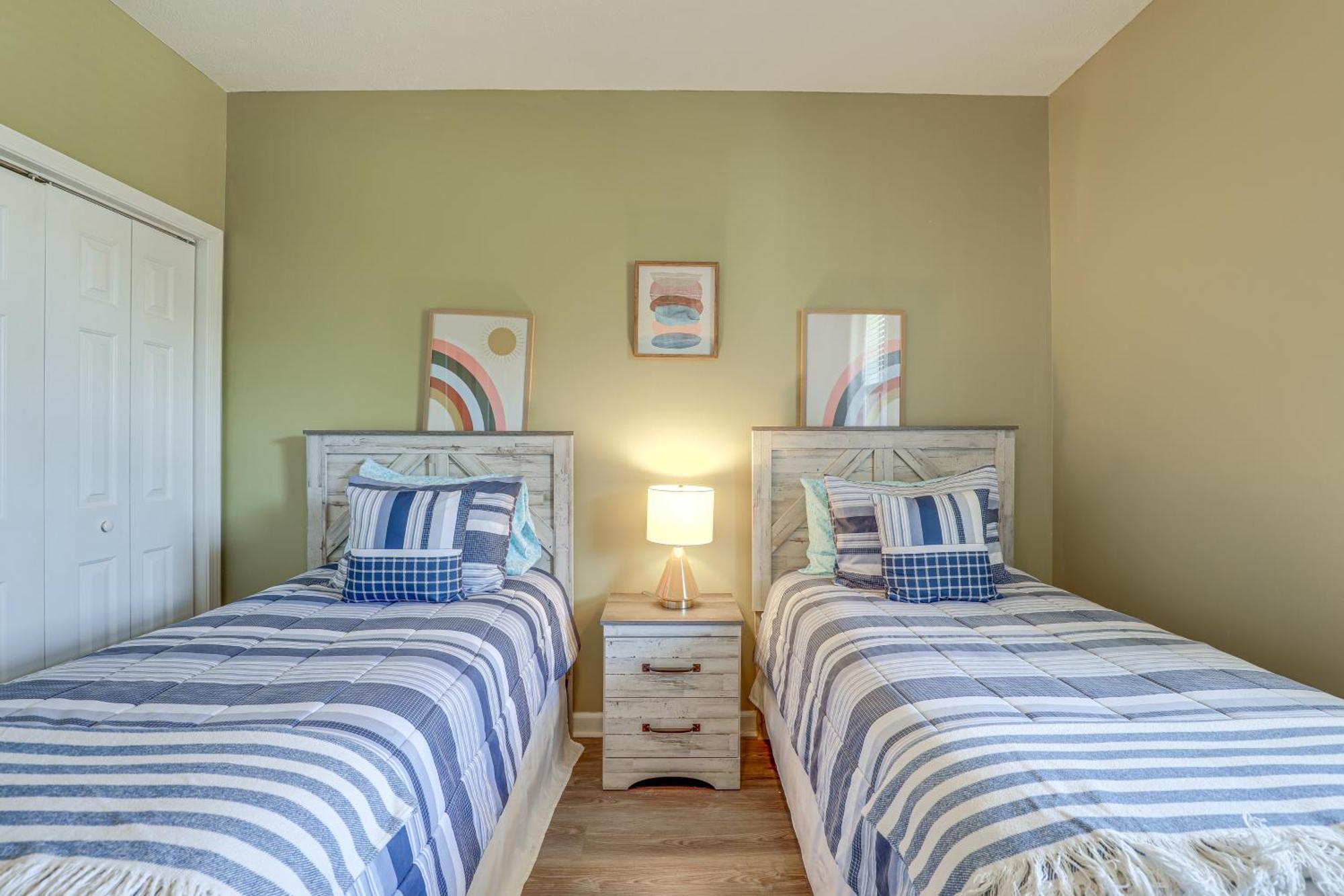 Bright Myrtle With Amenities!
